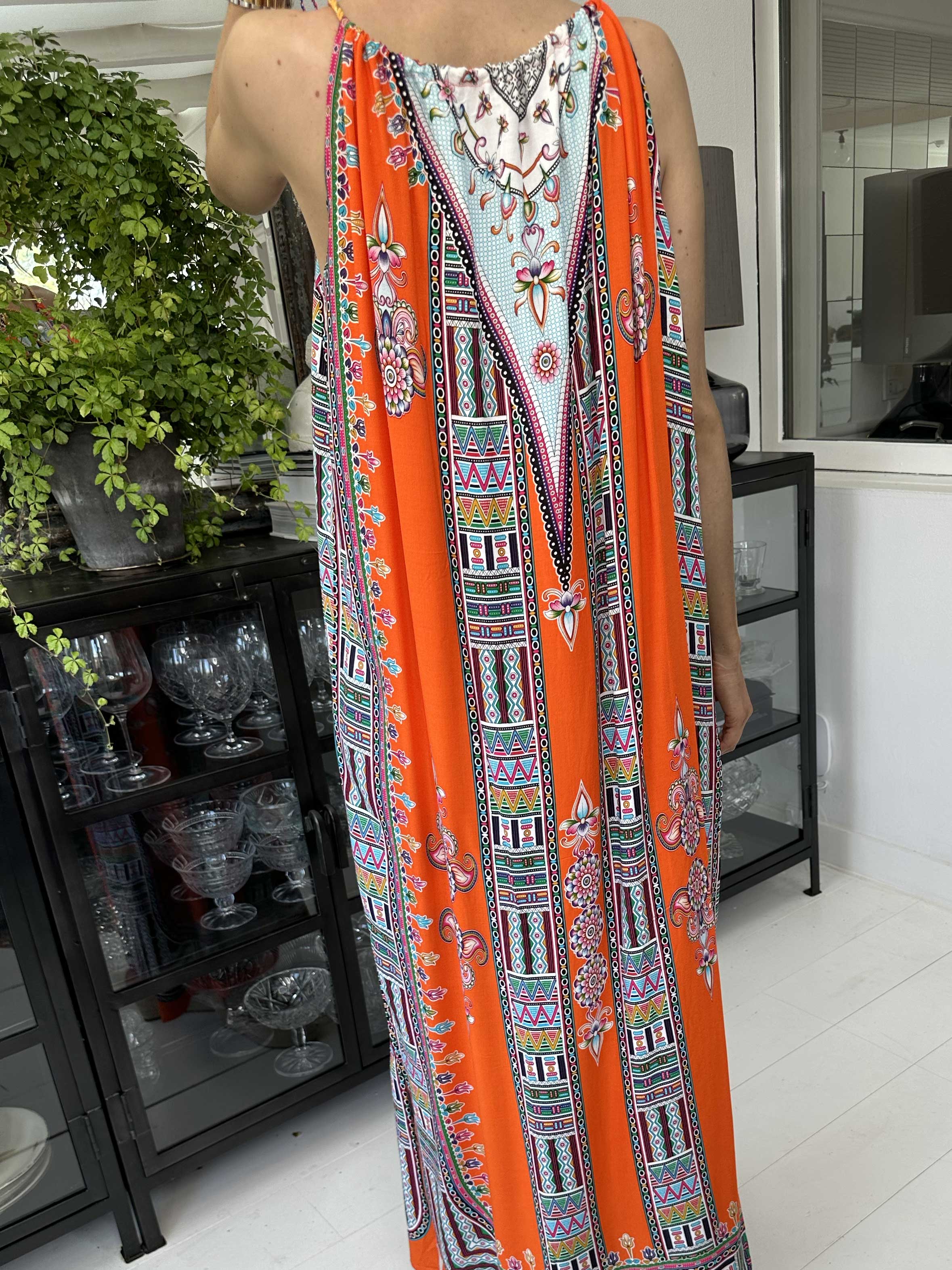 Elina - Lång färgad mönstrad klänning med vridna axelband - Black